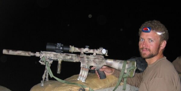 SEAL_recon_rifle Żołnierz Navy SEALS Matthew „Axe” Axelson ze swoim AR’em w konfiguracji Recce