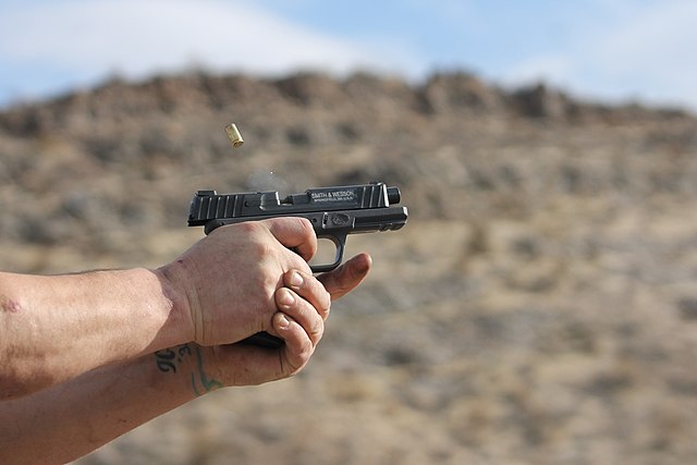 Praca na spuście cz.1 Praca na języku spustowym jest kluczowym zagadnieniem w trakcie nauki strzelania. Źródło: Wikimedia Commons.